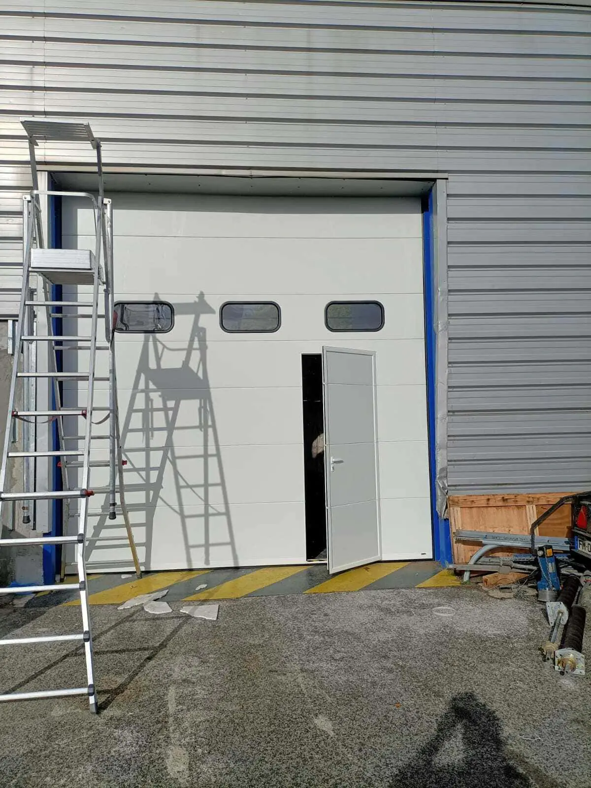 dépannage porte industrielle avec portillon Verrières