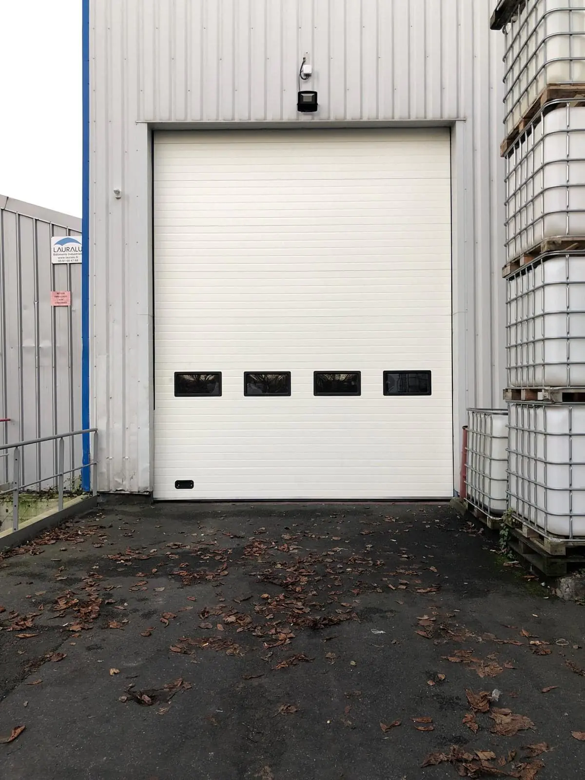 remplacement panneaux porte industrielle à Saint-Julien-les-Villas