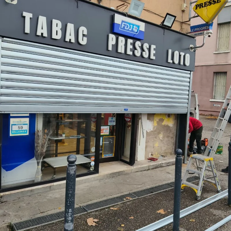 Pose d'un rideau métallique motorisé pour le buraliste PRESSE TABAC à Villefranche-sur-Saône