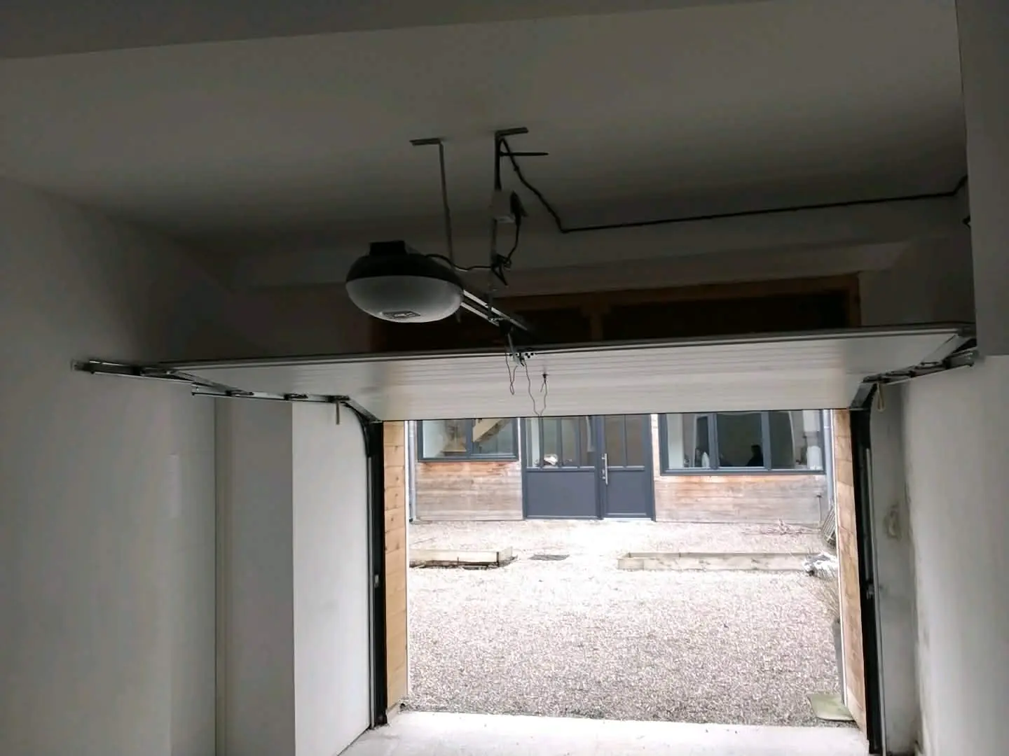 Remplacement d'un moteur plafond d'une porte de garage sectionnelle La Chapelle-Saint-Luc