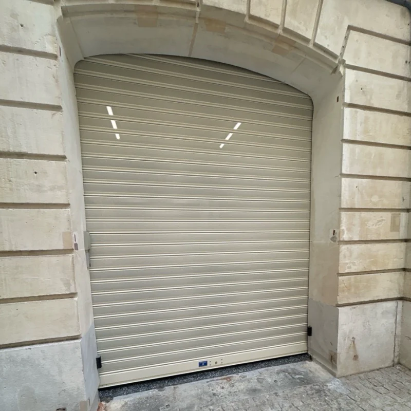 Remplacement du tablier à lames micro-perforées d'un rideau métallique pour AS Concept à Paris 16