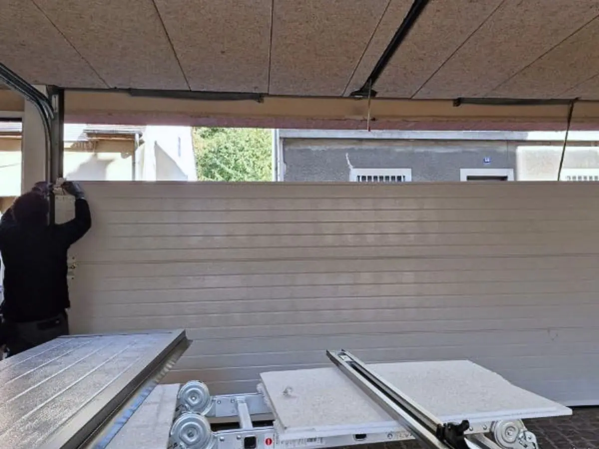 Dépannage porte de garage Marigny-le-Châtel : remplacement d’un panneau de porte sectionnelle