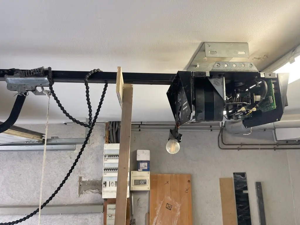 Motorisation porte de garage Barberey-Saint-Sulpice : moteur plafond sur rail