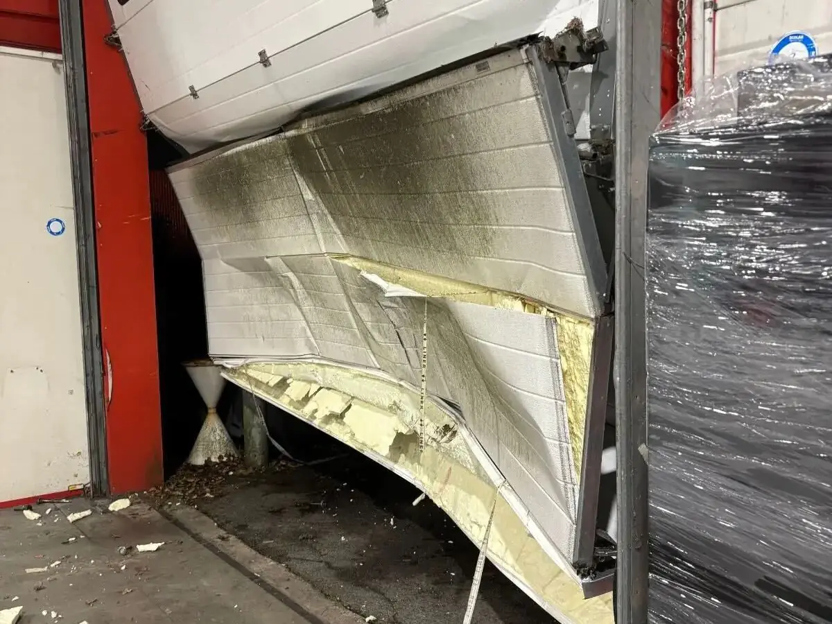 Remplacement de panneau enfoncé de porte de garage à Sainte-Maure