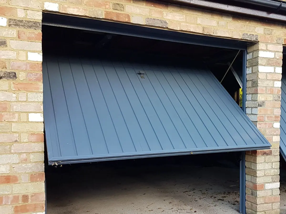 Réparation porte de garage basculante Clérey
