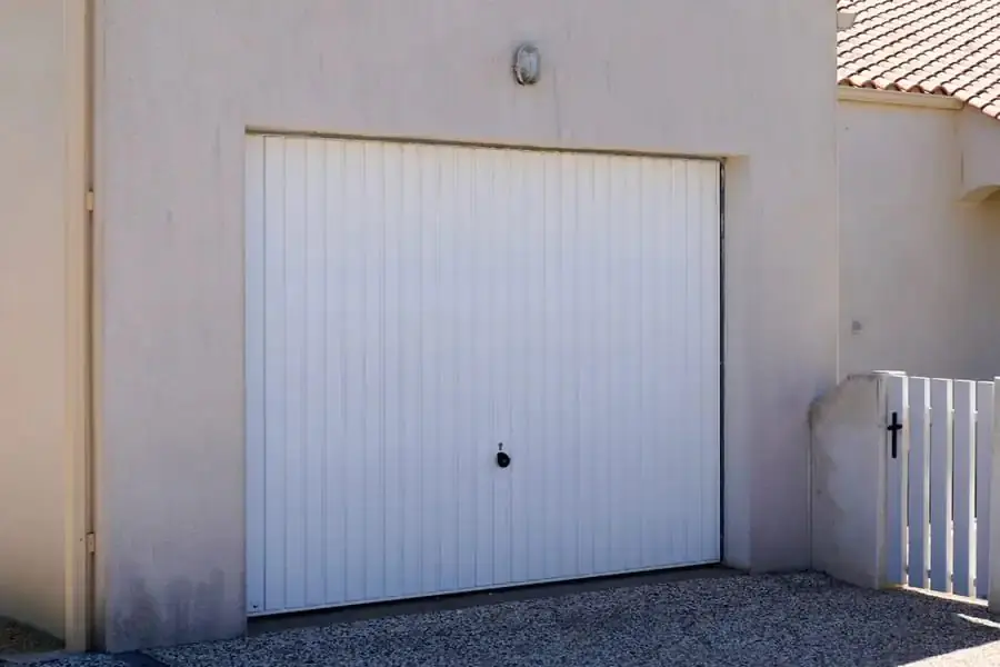 Réparation porte de garage basculante crème à Savières