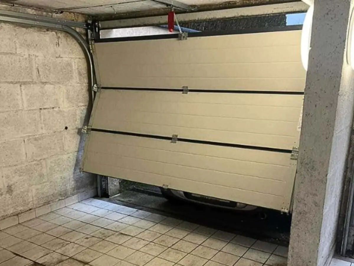 Réparation porte de garage sectionnelle beige à Sainte-Maure