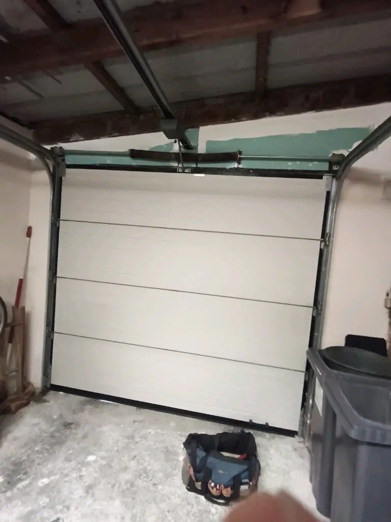 Réparation porte de garage sectionnelle beige vue intérieure à Sainte-Maure