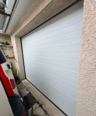 Réparation porte de garage sectionnelle blanche à Sainte-Maure