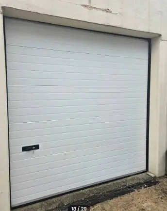 Réparation porte de garage sectionnelle blanche lisse à Sainte-Maure