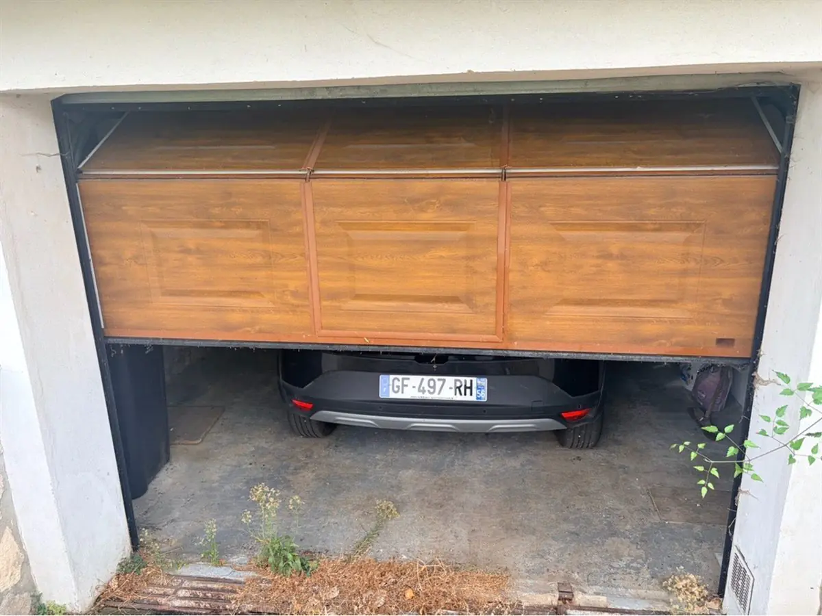 Réparation porte de garage sectionnelle imitation bois à Barberey-Saint-Sulpice