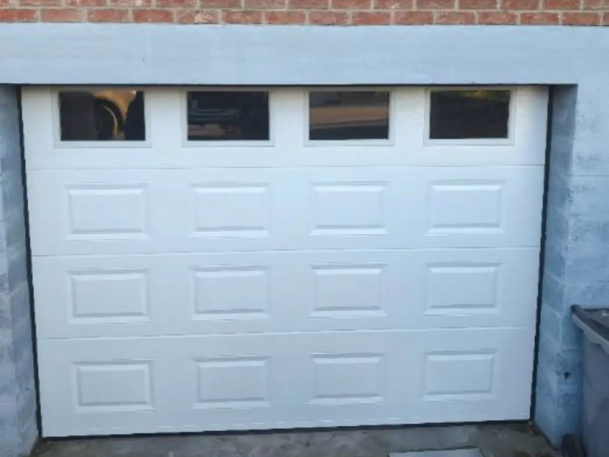 Réparation porte de garage sectionnelle à hublots à Marigny-le-Châtel