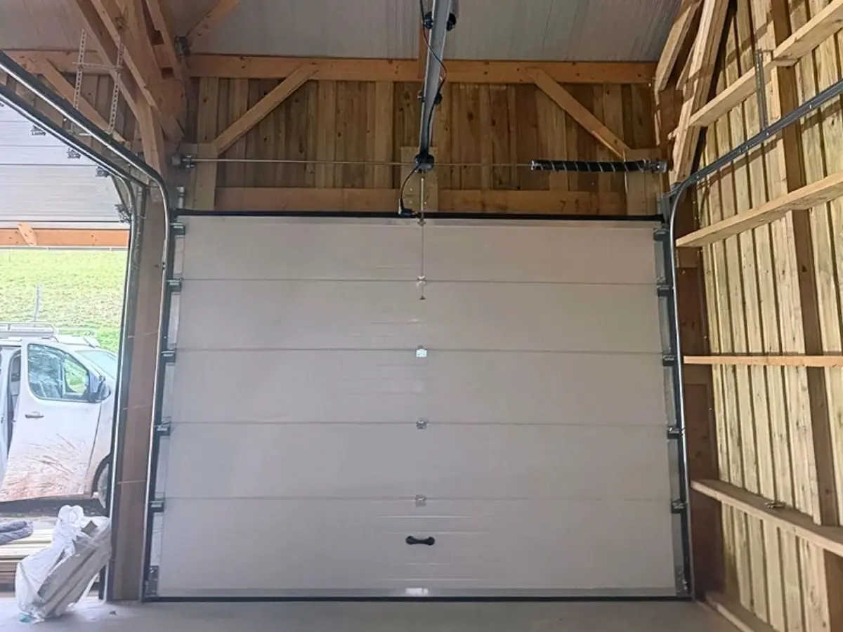 Réparation porte de garage sectionnelle vue intérieure à Sainte-Maure