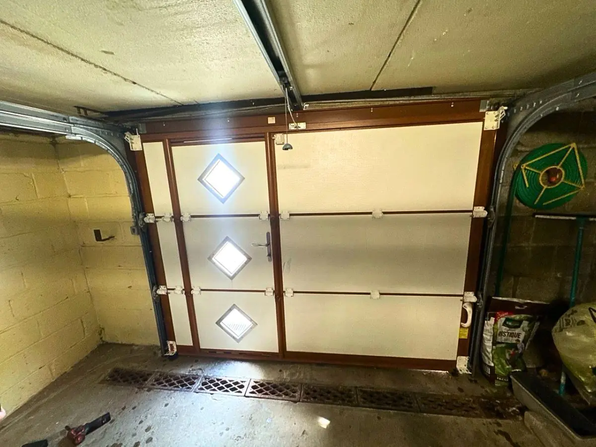 Réparation porte de garage sectionnelle avec portillon à Marigny-le-Châtel