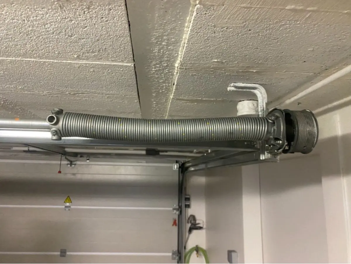 Réparation porte de garage Clérey : remplacement ressort de torsion