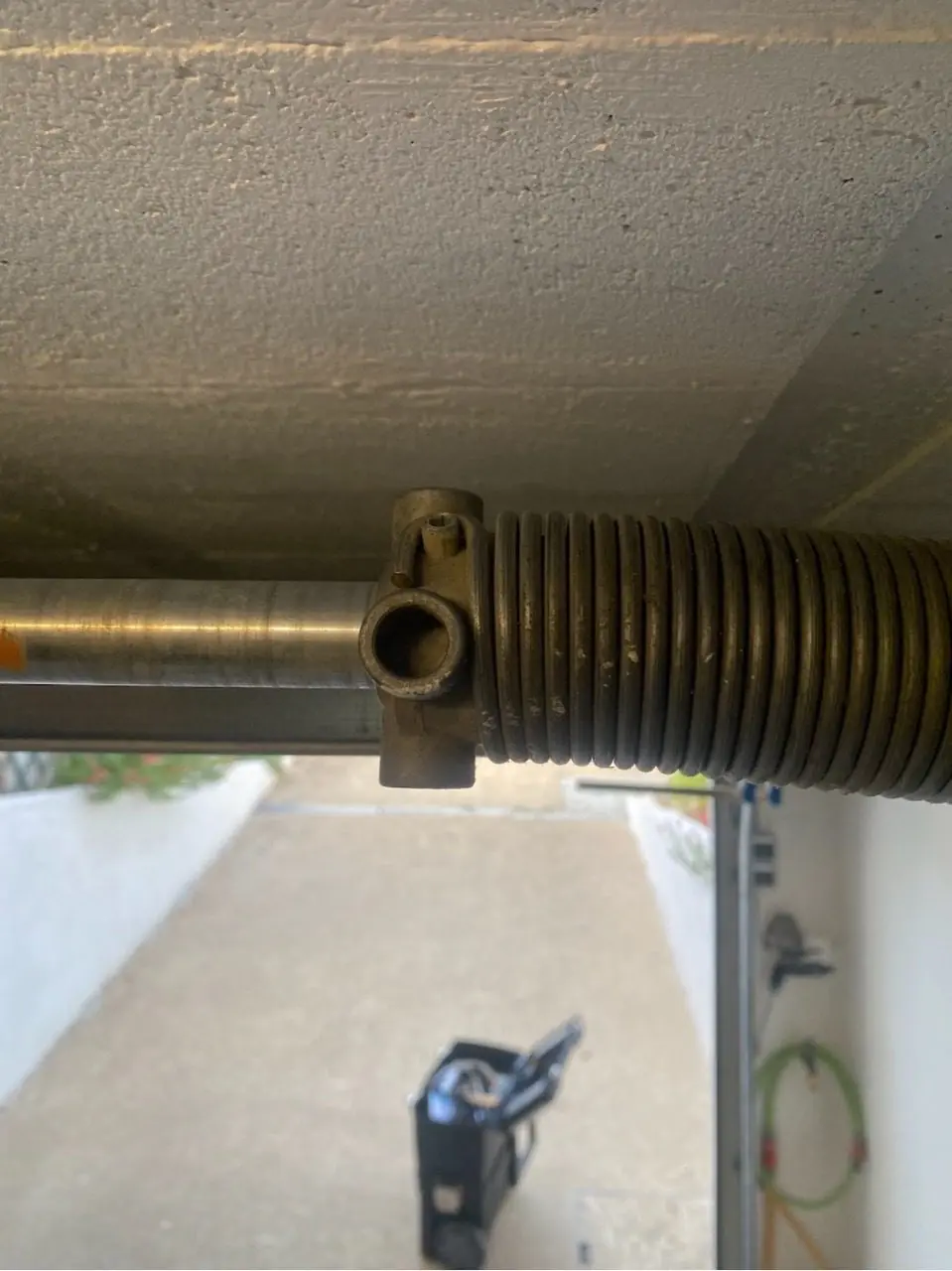 Remplacement du ressort de torsion d’une porte de garage à Savières